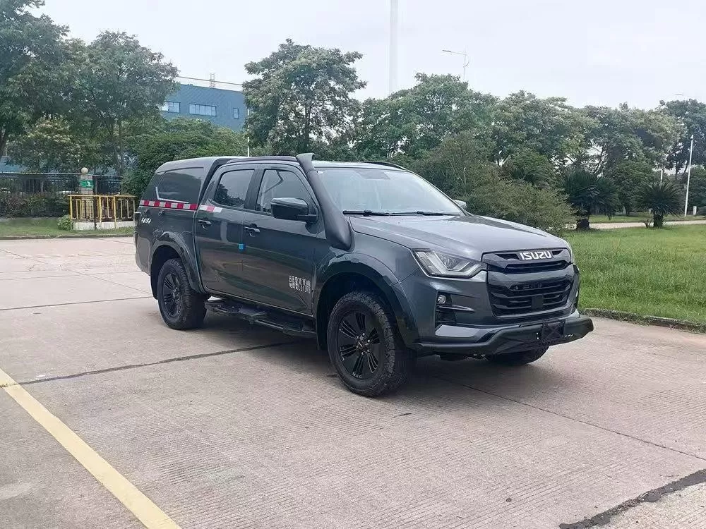 Xe bán tải Isuzu D-MAX đã được sửa đổi với mái che chống nước có thể tháo rời để lưu trữ hàng hóa an toàn