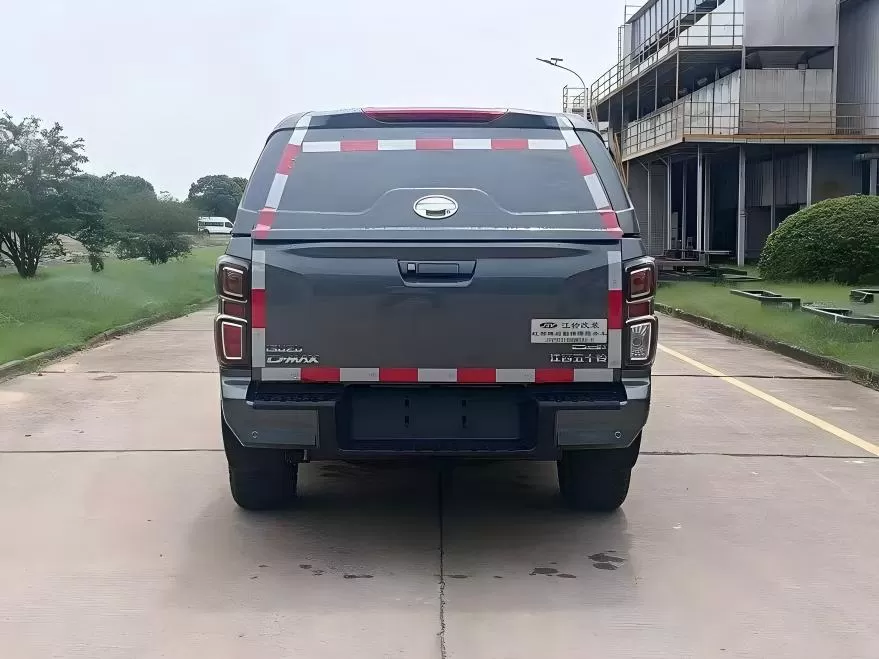 Xe bán tải Isuzu D-MAX đã được sửa đổi với mái che chống nước có thể tháo rời để lưu trữ hàng hóa an toàn