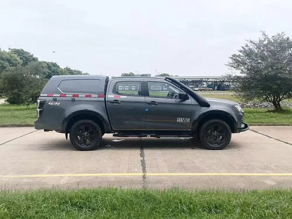 Xe bán tải Isuzu D-MAX đã được sửa đổi với mái che chống nước có thể tháo rời để lưu trữ hàng hóa an toàn