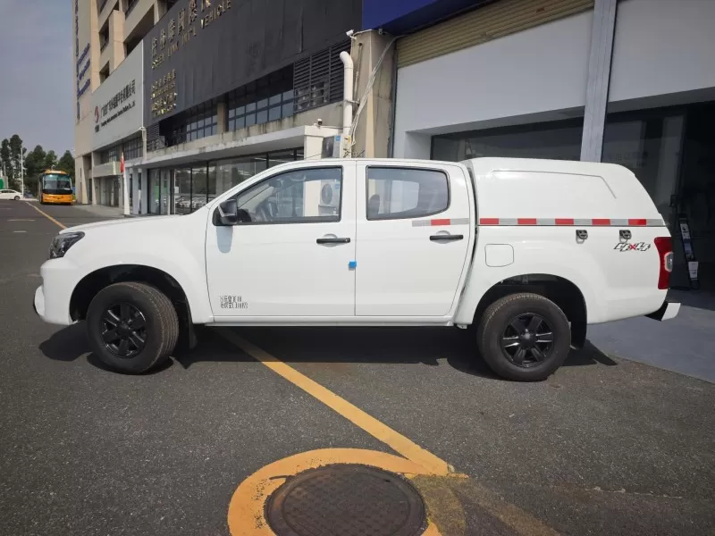 Isuzu RE-MAX Manual Diesel Pickup with Removable Cargo Cover